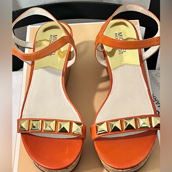 MICHAEL KORS NIB AUTHENTIC BURNT ORANGE PYRAMID GOLD-TONE PLATFORM SANDALS - Picture 6 of 17